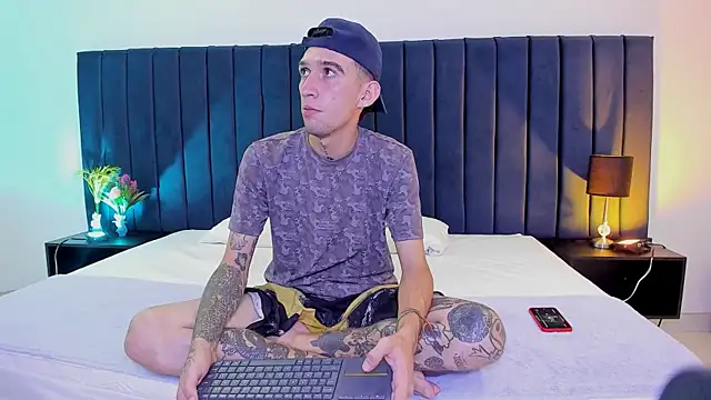 dominik thompson777 online show from September 21, 4:03 am