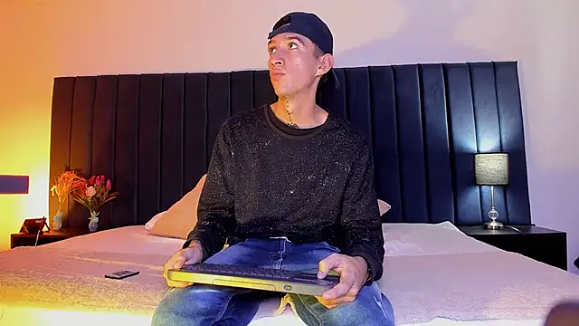 dominik thompson777 online show from October 3, 3:58 am