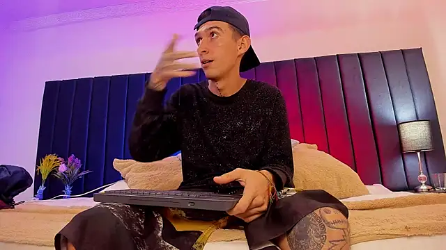 dominik thompson777 online show from October 6, 7:28 am