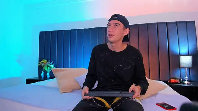 dominik thompson777 online show from October 8, 4:32 am