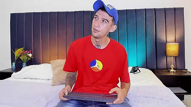 dominik thompson777 online show from October 24, 11:12 pm