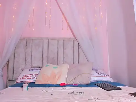 Snapshot of Rachellcooperrr chatting on October 7, 8:39 pm Rachellcooperrr online show from October 7, 8:39 pm