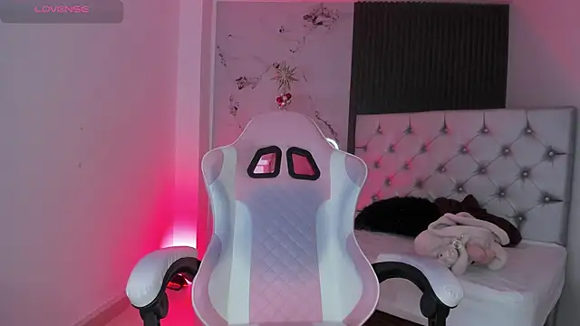 chloesagee online show from December 13, 10:37 pm