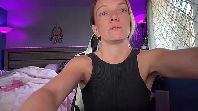 Snapshot of ajmiller25 chatting on March 4, 8:48 pm ajmiller25 online show from March 4, 8:48 pm