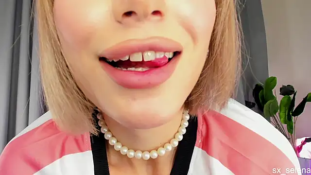 Snapshot of Ice_Strawberry chatting on June 21, 2:14 am Ice Strawberry online show from June 21, 2:14 am