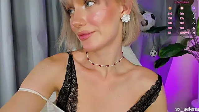 Snapshot of Ice_Strawberry chatting on July 7, 7:23 am Ice Strawberry online show from July 7, 7:23 am