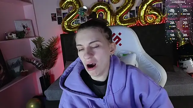 Snapshot of kaleriyaa_ chatting on December 21, 1:24 am kaleriyaa online show from December 21, 1:24 am