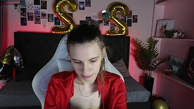 Snapshot of kaleriyaa_ chatting on December 22, 1:35 am kaleriyaa online show from December 22, 1:35 am