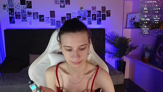 Snapshot of kaleriyaa_ chatting on February 13, 1:45 am kaleriyaa online show from February 13, 1:45 am