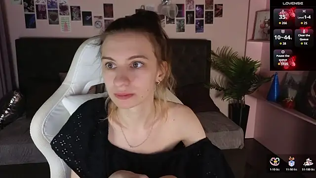 Snapshot of kaleriyaa_ chatting on February 16, 1:24 am kaleriyaa online show from February 16, 1:24 am