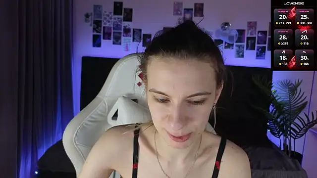 Snapshot of kaleriyaa_ chatting on February 20, 1:24 am kaleriyaa online show from February 20, 1:24 am