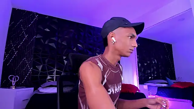 Snapshot of JulienSaint chatting on November 8, 12:16 pm JulienSaint online show from November 8, 12:16 pm