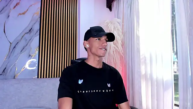 Snapshot of JulienSaint chatting on November 17, 12:11 pm JulienSaint online show from November 17, 12:11 pm