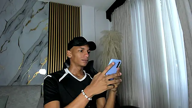 Snapshot of JulienSaint chatting on November 26, 12:06 pm JulienSaint online show from November 26, 12:06 pm