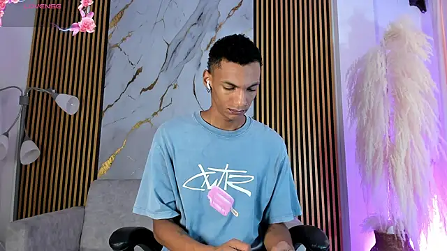 Snapshot of JulienSaint chatting on December 3, 12:14 pm JulienSaint online show from December 3, 12:14 pm