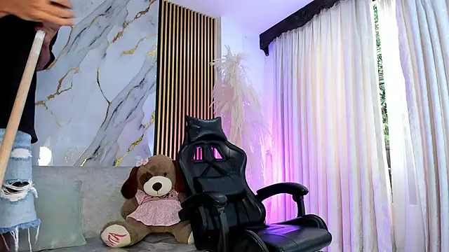 Snapshot of JulienSaint chatting on December 5, 12:25 pm JulienSaint online show from December 5, 12:25 pm