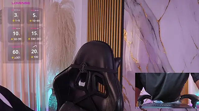 Snapshot of JulienSaint chatting on December 15, 5:06 pm JulienSaint online show from December 15, 5:06 pm