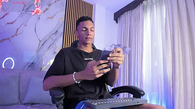 Snapshot of JulienSaint chatting on December 22, 12:02 pm JulienSaint online show from December 22, 12:02 pm