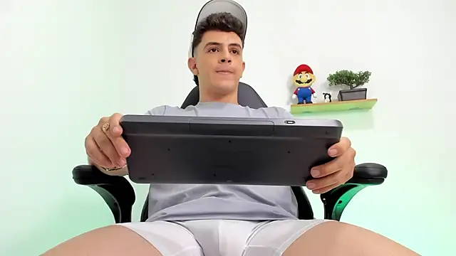 Snapshot of Mikecooper chatting on November 12, 11:25 pm Mikecooper online show from November 12, 11:25 pm