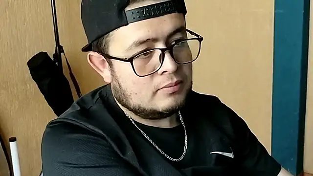 Snapshot of Esteban_wolf chatting on February 22, 6:50 pm Esteban wolf online show from February 22, 6:50 pm