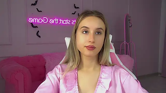 Snapshot of VictoriaHopsons chatting on October 18, 9:10 am VictoriaHopsons online show from October 18, 9:10 am