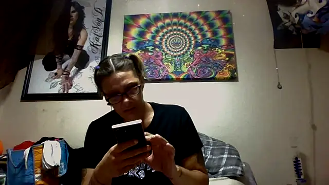 Snapshot of SparklesB1tch chatting on October 13, 12:54 am SparklesB1tch online show from October 13, 12:54 am