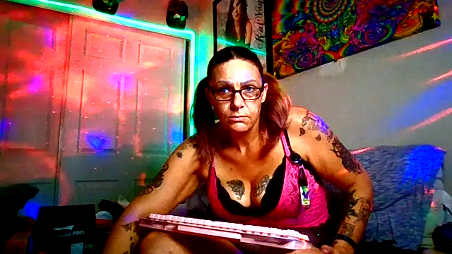 Snapshot of SparklesB1tch chatting on November 20, 3:28 am SparklesB1tch online show from November 20, 3:28 am