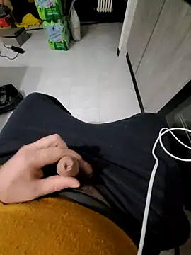 Snapshot of giova17cm chatting on November 19, 11:05 pm giova17cm online show from November 19, 11:05 pm