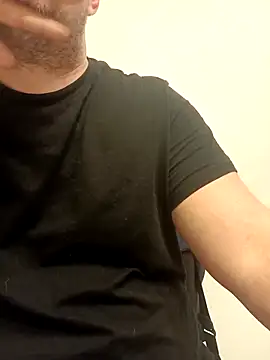 Snapshot of giova17cm chatting on April 7, 8:09 pm giova17cm online show from April 7, 8:09 pm