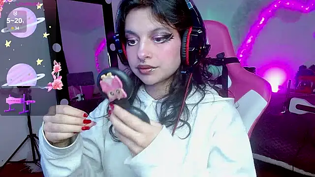 larah uwu online show from October 14, 7:47 pm