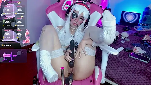 larah uwu online show from October 30, 8:27 am