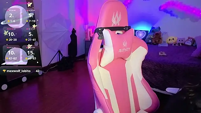 larah uwu online show from November 24, 7:46 pm