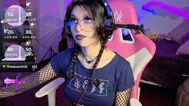 larah uwu online show from November 25, 7:36 pm