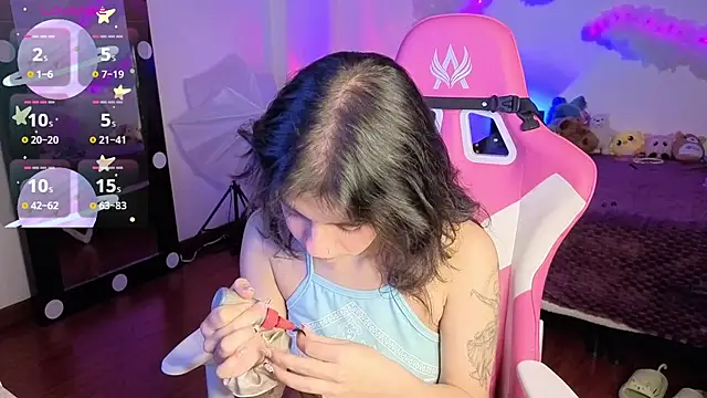 larah uwu online show from November 26, 7:26 pm