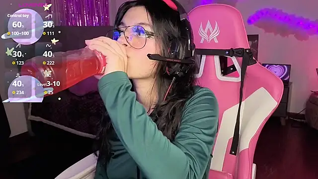 larah uwu online show from January 16, 7:29 pm