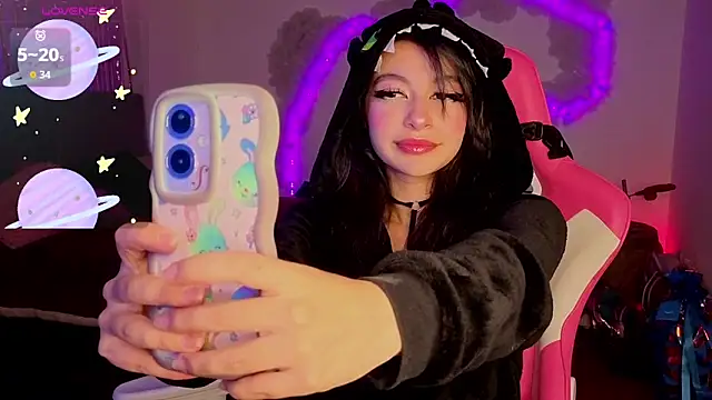 larah uwu online show from March 14, 9:20 pm