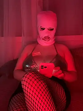 Snapshot of emiliafrancaise chatting on March 5, 9:22 pm emiliafrancaise online show from March 5, 9:22 pm