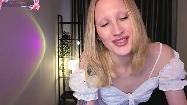 Snapshot of BiancaHelo chatting on October 18, 2:40 pm BiancaHelo online show from October 18, 2:40 pm