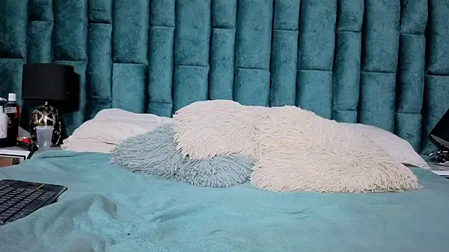 Snapshot of Emma_Foxi chatting on February 17, 8:04 pm Emma Foxi online show from February 17, 8:04 pm