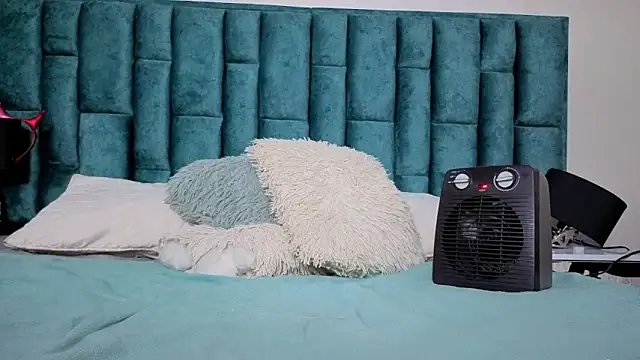 Snapshot of Emma_Foxi chatting on February 27, 8:20 pm Emma Foxi online show from February 27, 8:20 pm