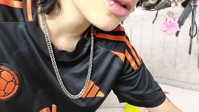 Snapshot of katalinathxandbritney1 chatting on October 1, 7:42 pm katalinathxandbritney1 online show from October 1, 7:42 pm