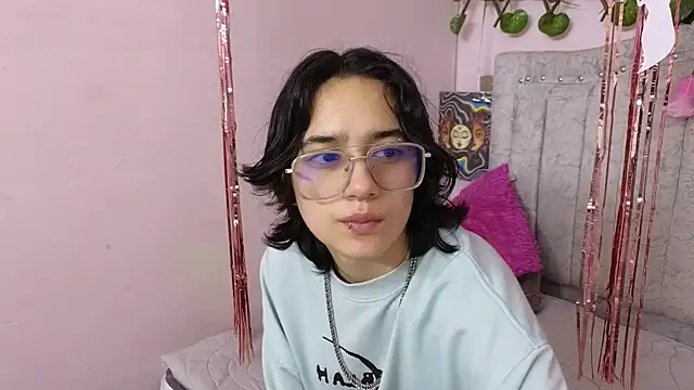 Snapshot of katalinathxandbritney1 chatting on October 3, 8:28 pm katalinathxandbritney1 online show from October 3, 8:28 pm