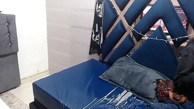 katalinathxandbritney1 online show from January 15, 2:05 am