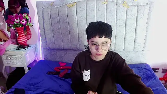 katalinathxandbritney1 online show from February 5, 3:55 am