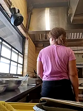 Snapshot of sarahkat86 chatting on September 9, 3:33 pm sarahkat86 online show from September 9, 3:33 pm