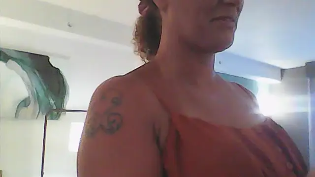 sarahkat86 online show from June 11, 10:30 pm