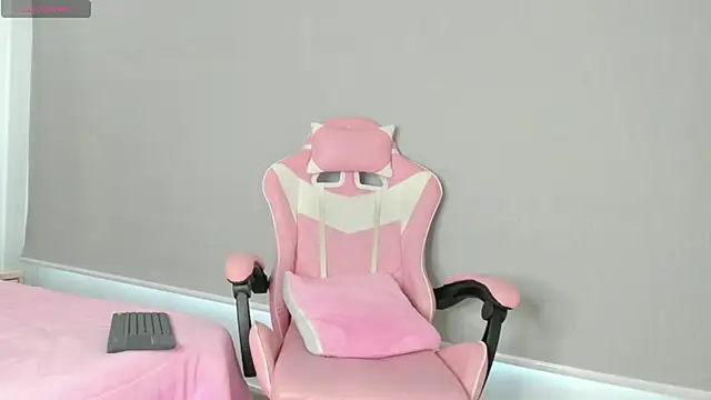 Snapshot of kendal_hot01 chatting on November 7, 1:00 pm kendal hot01 online show from November 7, 1:00 pm