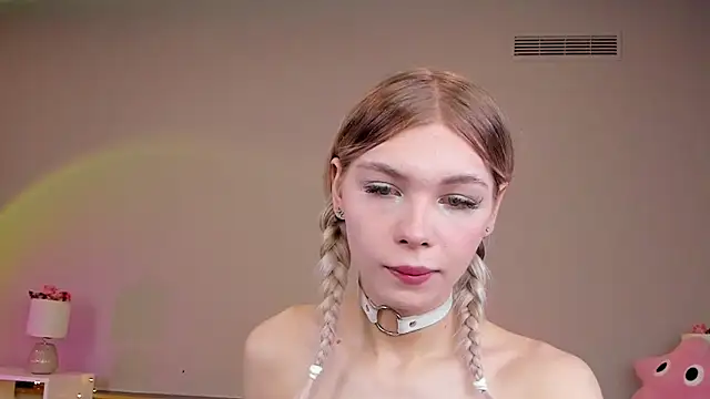 Snapshot of Blondy_Fina chatting on April 8, 4:45 am Blondy Fina online show from April 8, 4:45 am