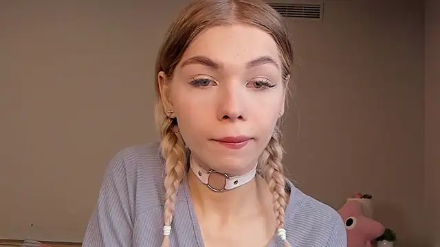 Snapshot of Blondy_Fina chatting on April 16, 4:24 am Blondy Fina online show from April 16, 4:24 am