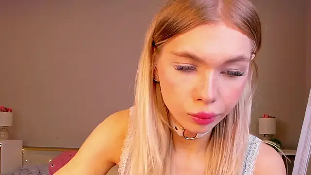 Snapshot of Blondy_Fina chatting on May 15, 5:14 am Blondy Fina online show from May 15, 5:14 am